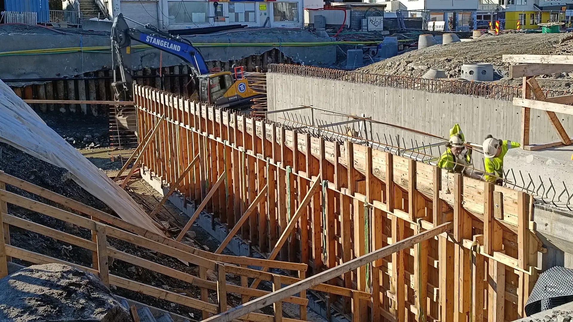 Formwork raised along the sheet piling, ready for the pour.