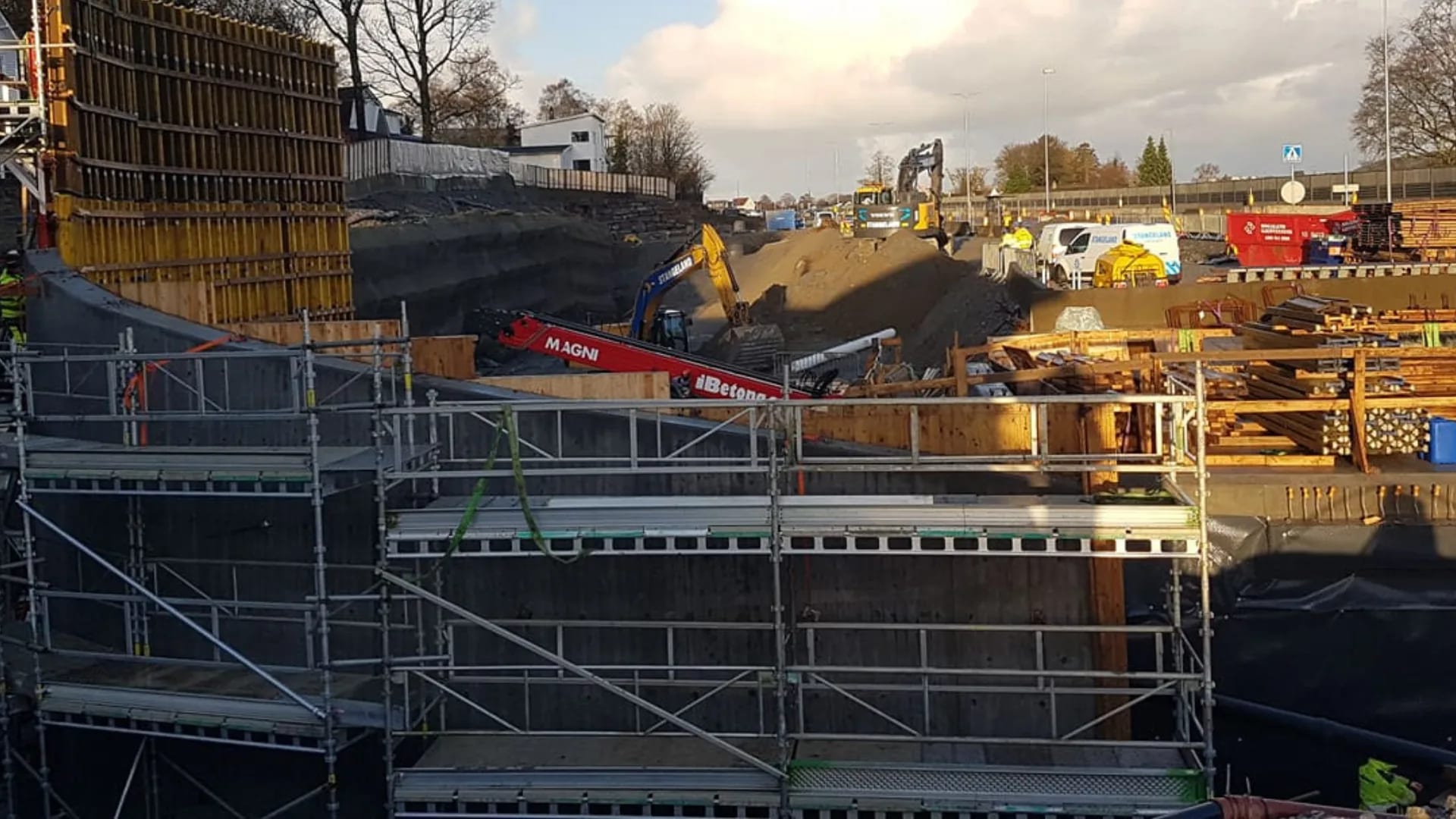 Scaffolding along the curved wall as the excavation is backfilled.