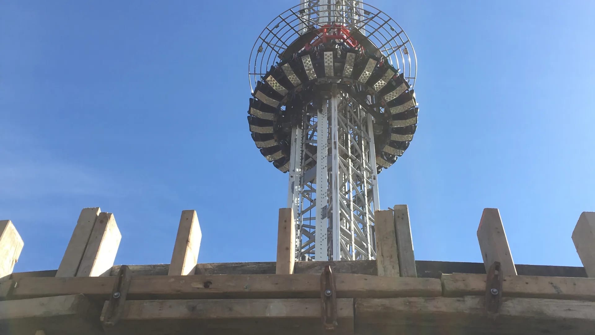 The “Stupet” gondola seen from below, above the edge of our formwork.