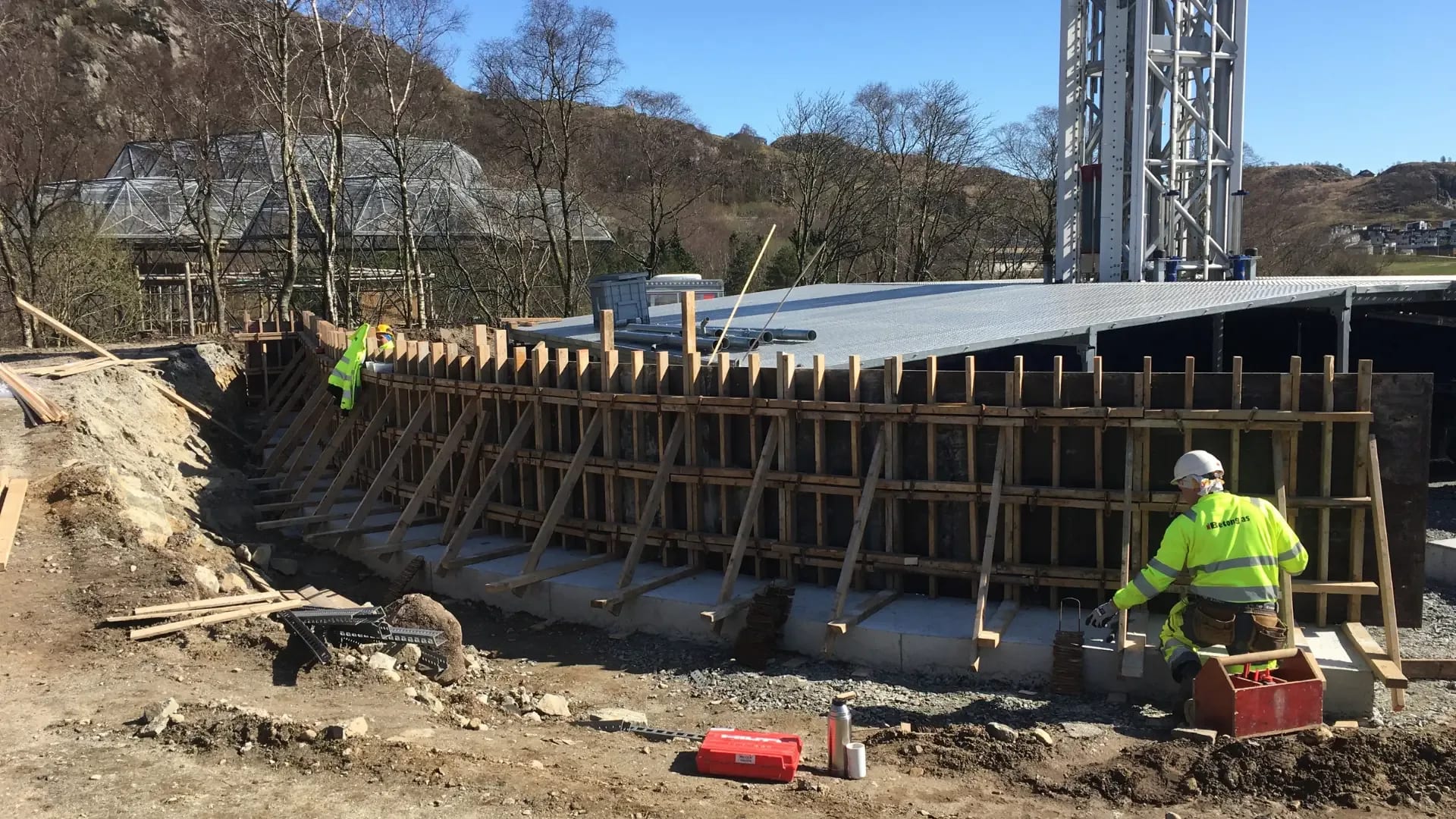 Formwork for the ring wall around “Stupet”, with the tower already up.