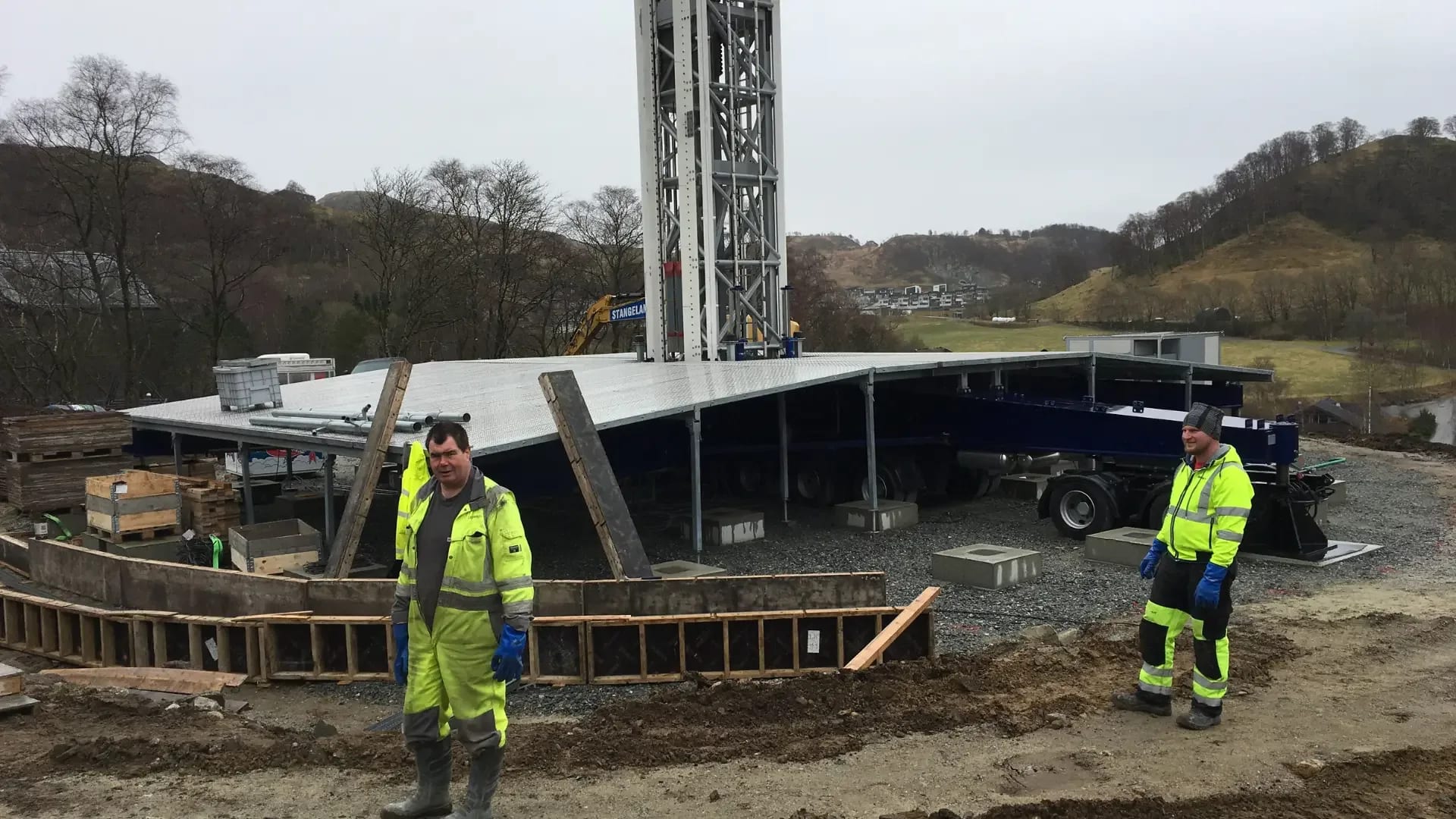 The ring wall taking shape beneath the tower platform.