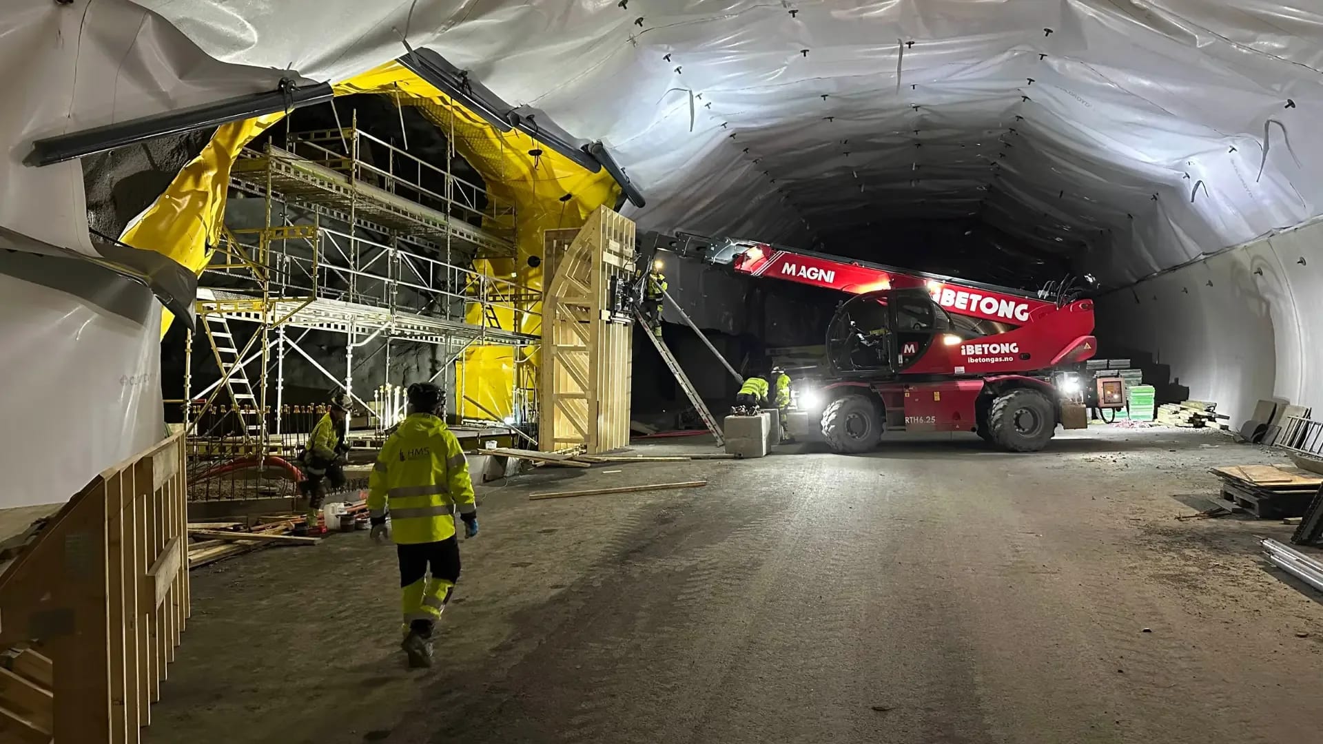 Stillas og membran rundt tverrslaget inne i tunnelen.