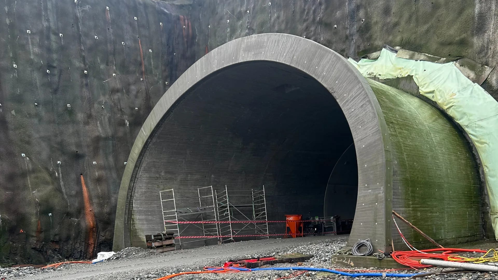 Betongstøpte tunnelportaler under bygging i fjellskjæring på Rogfast.