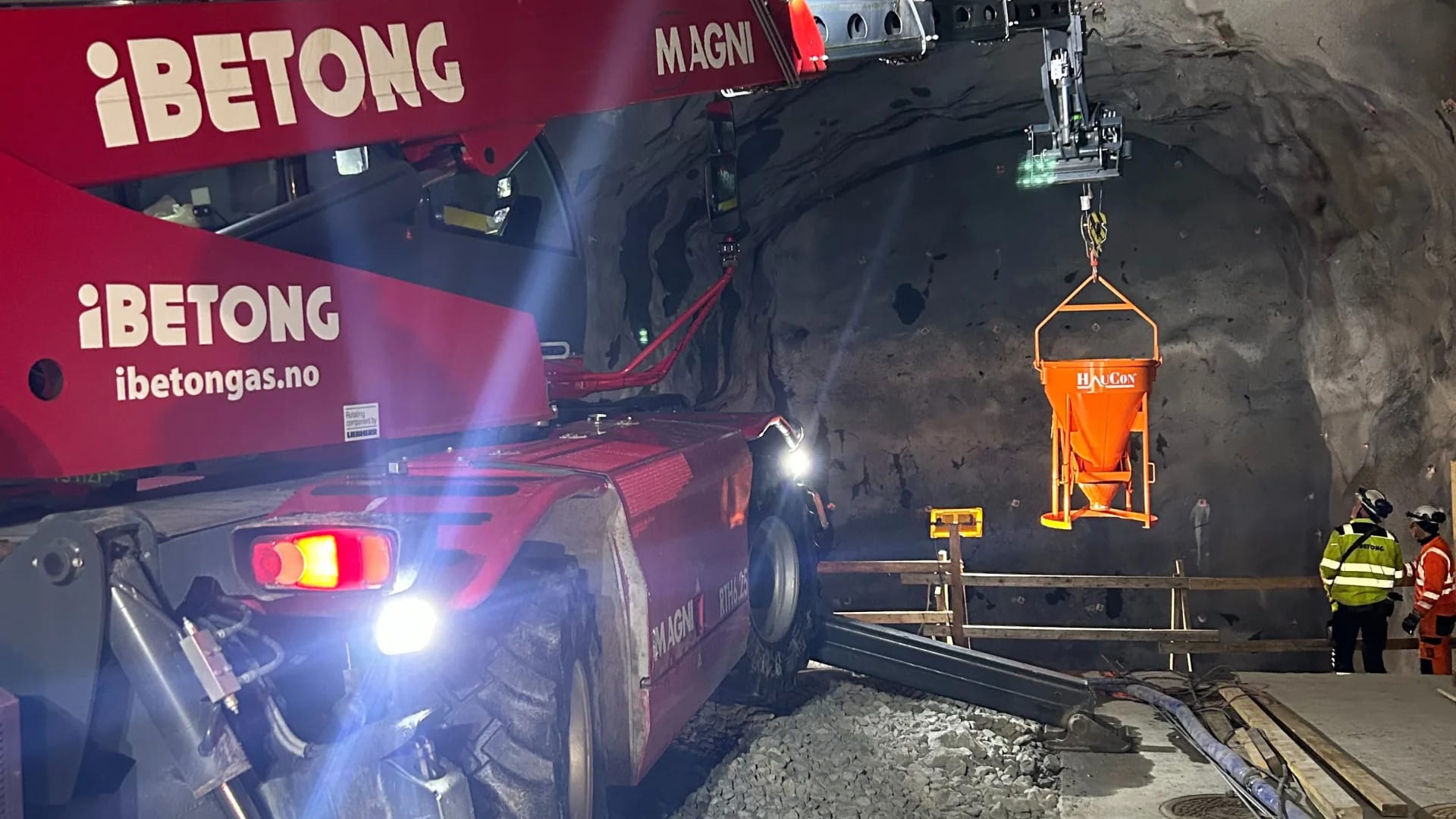 Ibetongs teleskoptruck senker støpetobben på plass inne i tunnelen på Rogfast.