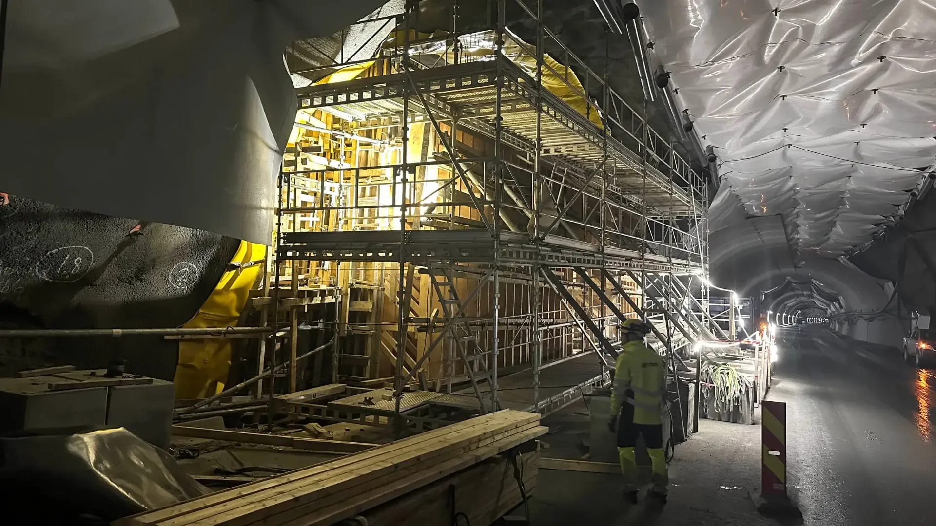 Forskalingsreiset vokser mellom membranen og fjellveggen inne i løpet.