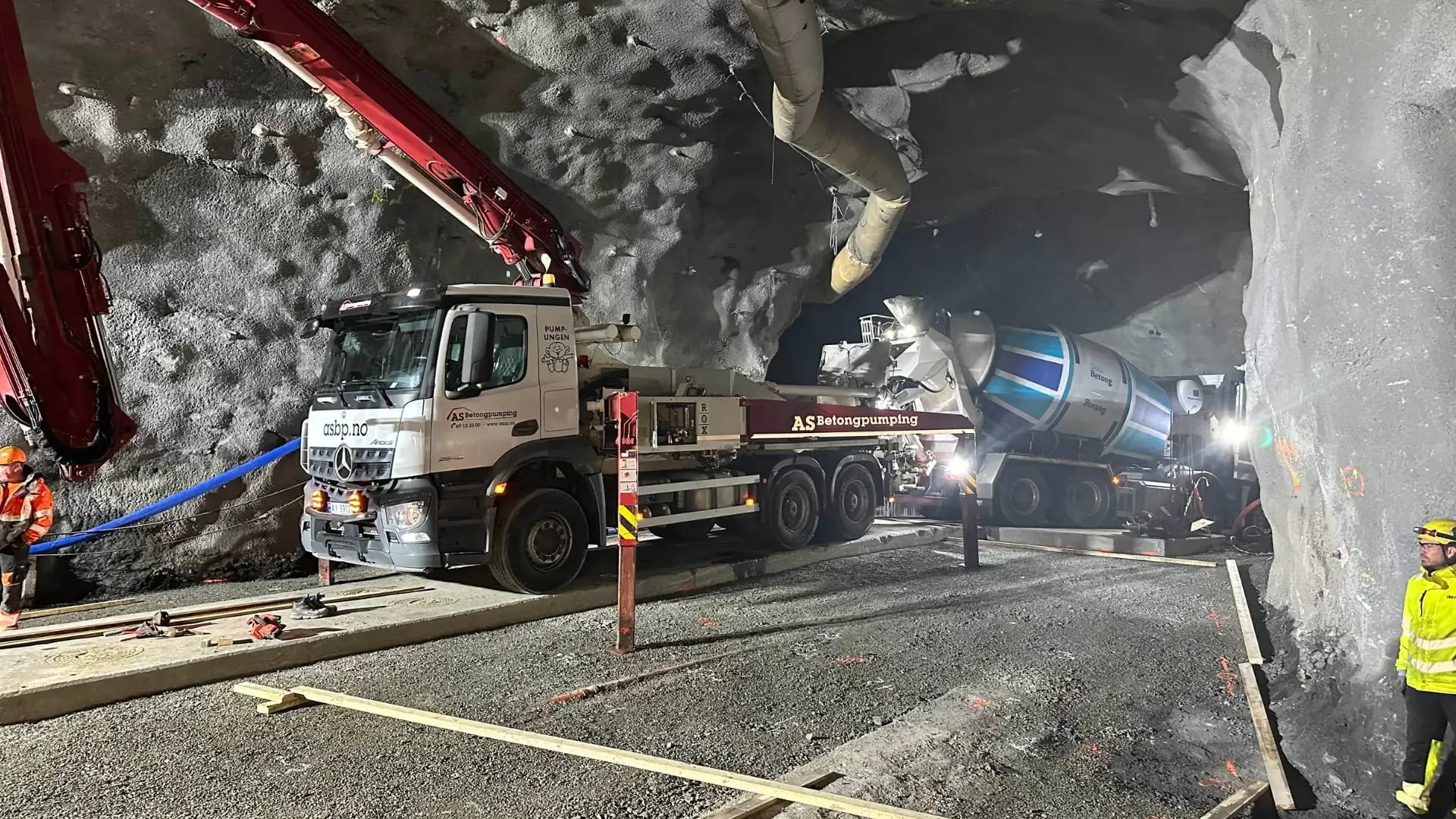 Pumpebil og betongbil rygget inn under fjellet for støp.