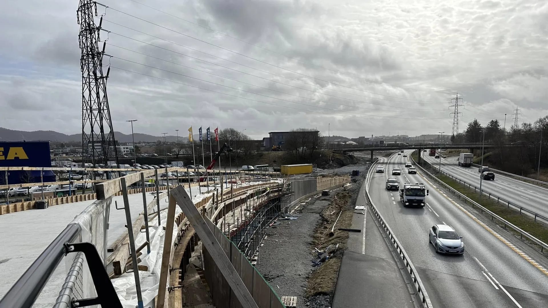 Formwork for the cycle bridge alongside the E39 motorway, seen from above with traffic passing.