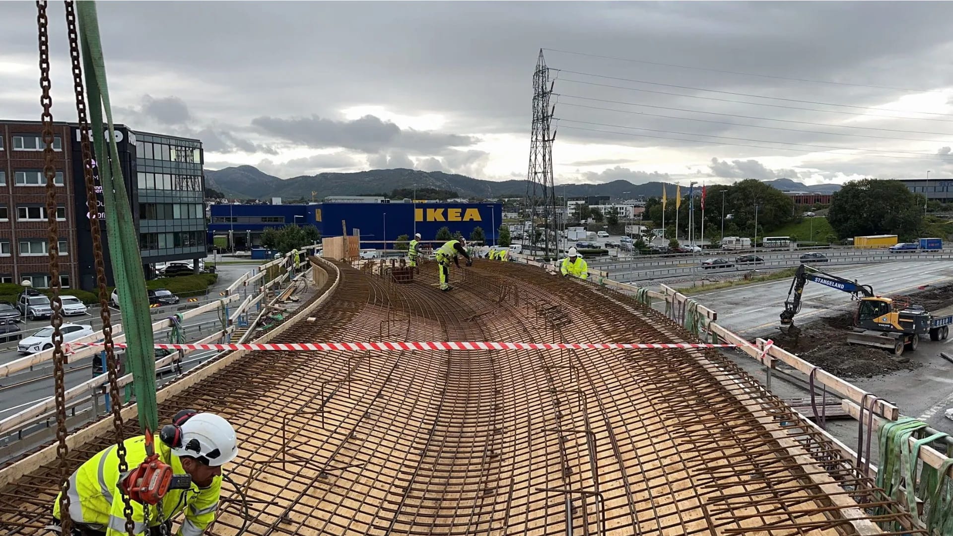 Tying the bridge deck reinforcement with the E39 in traffic right alongside.